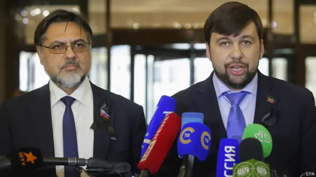 Представитель "Луганской народной республики" Владислав Дейнего (на фото слева) и "Донецкой народной республики" Денис Пушилин на переговорах в Минске 2 июня 2015 года