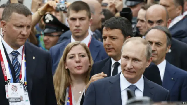 Владимир Путин покидает российский павильон на международной выставке в Милане (10 июня 2015 г.)