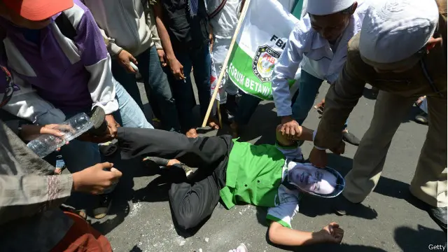 Sekelompok demonstran dari lembaga berbendera Islam, dalam sebuah aksi anti Ahok.