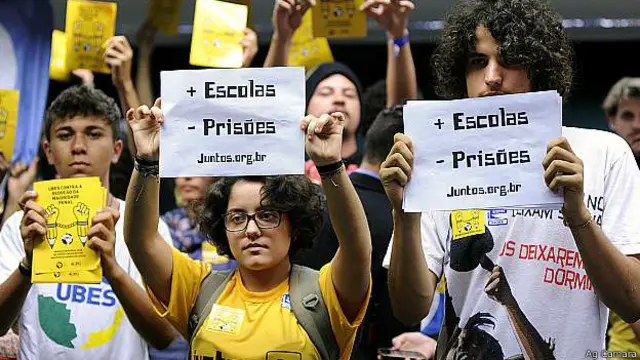Protesto contra redução da maioridade penal na Câmara; para especialista, aprovação da medida seria um retrocesso