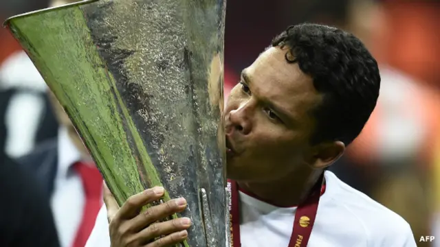 Carlos Bacca besa la copa de la Europa League