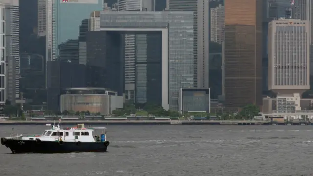 阴天下从维多利亚港上拍摄的香港政府总部（BBC中文网图片10/6/2015）