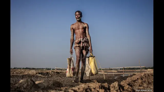Aquí, un hombre recoge cangrejos en el distrito de Satkhira, en el suroeste de Bangladesh, en una fotografía de Kazi Riasat Alve.