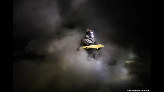 En Kawah Ijen, un cráter volcánico de Indonesia, Lpan, un minero de 27 años, busca pedazos de “oro del diablo” bajo los humos tóxicos en una fotografía de Luca Catalano Gonzaga.