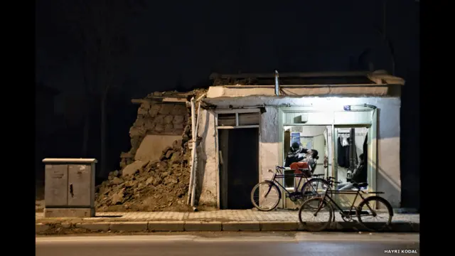 Una solitaria peluquería de Turquía sigue trabajando con el suministro de electricidad en este disparo de Hayri Kodal.