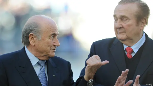 نیکولاس لیوز رئیس سابق کنفدراسیون فوتبال آمریکای جنوبی (راست) برای امضای قرارداد پخش آگهی با شرکت "ترافیک اسپورتس" تقاضای دریافت مبلغی شش رقمی کرد