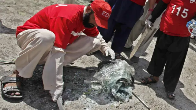 پولیس نے زخمیوں کی تعداد 13 بتائی ہے جنھیں چارسدہ اور شبقدر کے ہسپتالوں میں منتقل کر دیا گیا ہے