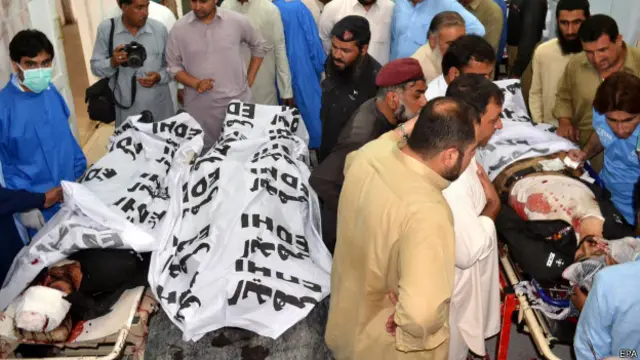 ہلاک ہونے والے بعض پولیس اہلکاروں کے رشتہ داروں نے پریس کلب کے باہر احتجاجی مظاہرہ کیا