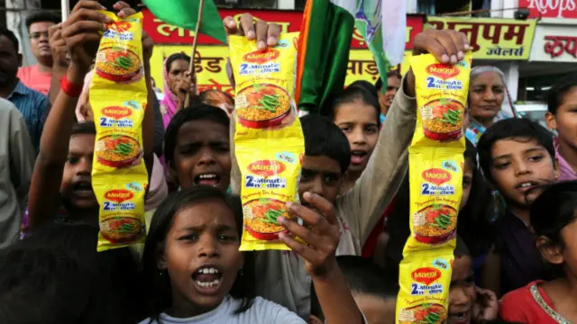 Nestle mulai menarik produk-produk bermerek Maggi dari toko-toko, setelah pihak berwenang di India mengatakan hasil uji menunjukkan kadar timbal mi instan itu “tidak aman dan berbahaya”.