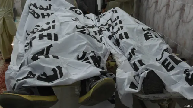 مسلح افراد نے نیشنل پارٹی کے مقامی رہنماؤں عطااللہ ساجدی اور صدیق سمالانی کو گاڑی سے اتار کر ان پر فائرنگ کر دی (فائل فوٹو)