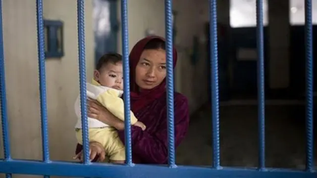 د ایران په ختیځ خراسان ولایت کې د زندان مشره معصومه جنګي وايي، په دغه زندان کې ۷۰ داسې ماشومان له خپلو بندي میندو سره اوسېدل