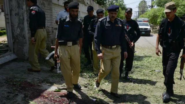  پشتخرہ کے علاقے میں نامعلوم افراد نے پولیس کی ایک موبائل گاڑی پر فائرنگ کی تھی جس میں ایک تھانیدار سمیت چار اہلکار زخمی ہوگئے