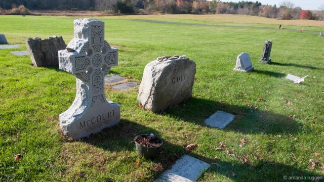 罗克斯伯里著名居民的长眠之地(图片来源：阿曼达·鲁杰里)