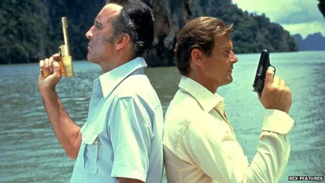 Lee con Roger Moore en James Bond