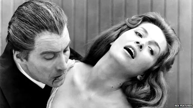 Sir Christopher không phải nói câu nào trong phim Dracula: Prince of Darkness, năm 1965. Người ta truyền nhau rằng lời thoại trong phim này tồi tới mức ông chọn rít lên thay vì nói các lời thoại đó.  Tuy nhiên các thư từ trao đổi nội bộ cho thấy ông đồng ý ghi âm một đoạn quảng cáo phim - mà lời thoại cũng rất chán - vì thế nó cho thấy quyết định để nhân vật này không có lời thoại là quyết định của đạo diễn.