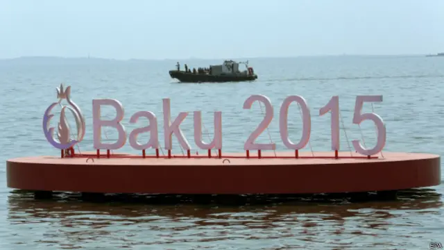 Логотип Европейских игр в Баку на понтоне в Каспийском море