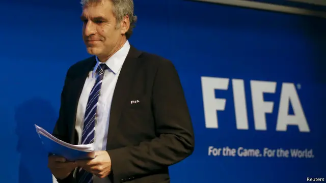 جذور الخلاف بين بلاتر ودي غريغوريو تعود إلى مقالة انتقدت مدير الاتصالات بشدة.