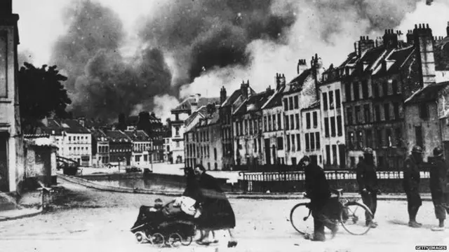 Refugiados huyendo del bombardeo de Dunquerque