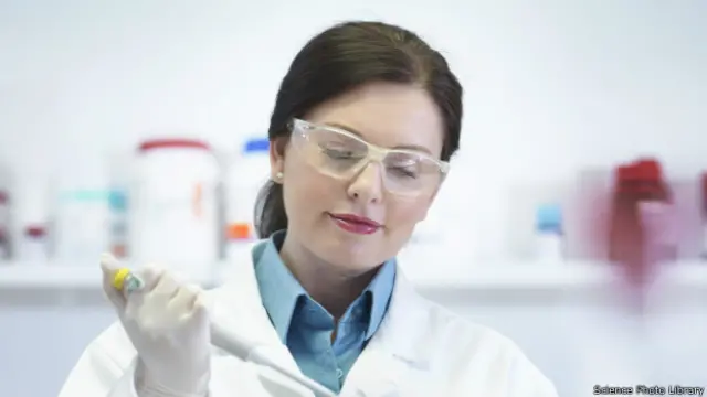 Женщина в лаборатории