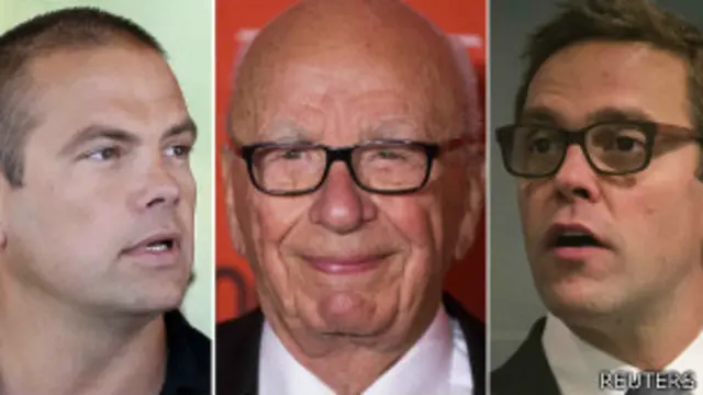 Rupert Murdoch junto a sus hijos Lachlan (izquierda) y James (derecha)