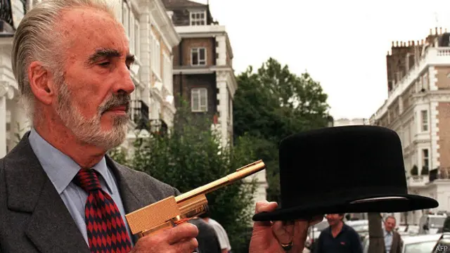 Chirstopher Lee interpretó un papel en James Bond en 1974 enfrentado a Roger Moore en “The Man With The Golden Gun”.