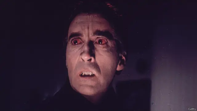 El actor hizo su primera aparición como vampiro en la película “Horror of Dracula” en 1958. Interpretó a Drácula nueve veces, aunque no le gustaba que se le vinculara con este papel.