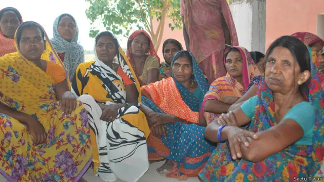 غیر سرکانی تنظیم '’ترقی پسند خواتین فورم‘ کے فروری 2015 کے ایک جائزے کے مطابق 500 خواتین ووٹروں والے اس گاؤں میں100 سے زیادہ خواتین بیوہ ہیں