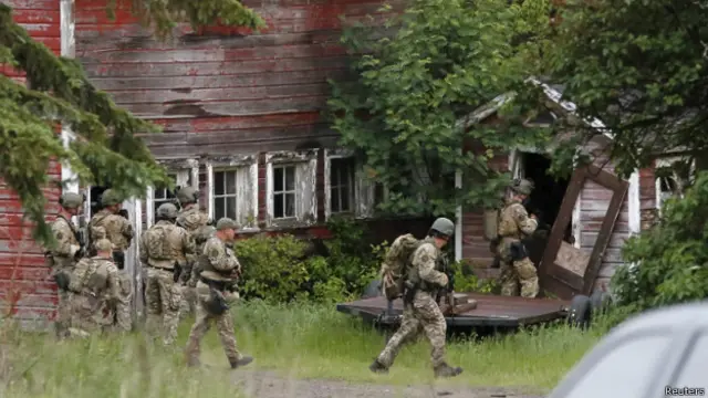 La policía apoyó su búsqueda en varios perros. 