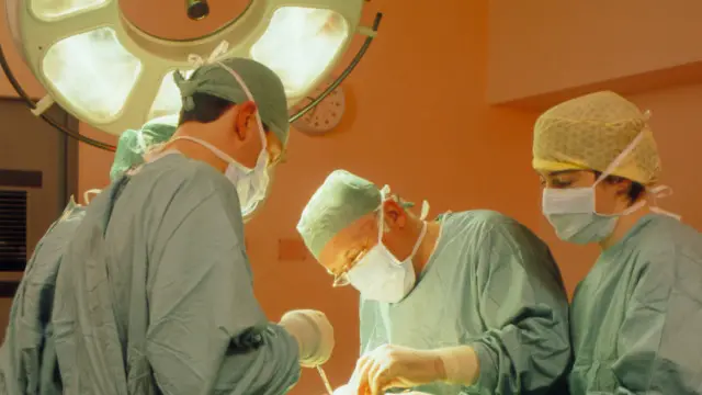 بعض تحقیق میں یہ بات سامنے آئی ہے کہ موسیقی سے سرجن کو پرسکون اور مرتکز رہنے میں مدد ملتی ہے