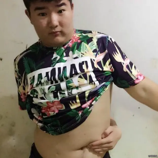 Seorang pria dengan nama alias Sough Sa mengunggah fotonya yang sedang melakoni tantangan memegang pusar.