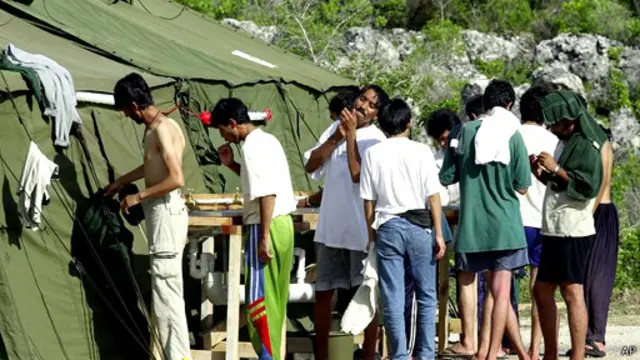 تمامی پناهجویان قایق سوار به اردوگاههای خارج از استرالیا فرستاده میشوند