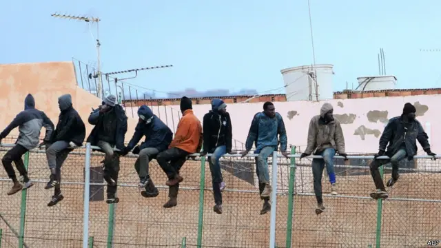 يحاول اللاجئون الأفارقة العبور إلى الضفة الأخرى من المتوسط أملا في حياة أفضل