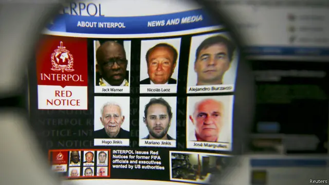 أصدر الانتربول اخطارا أحمر بحق اثنين من المسؤولين البارزين السابقين في الفيفا. 