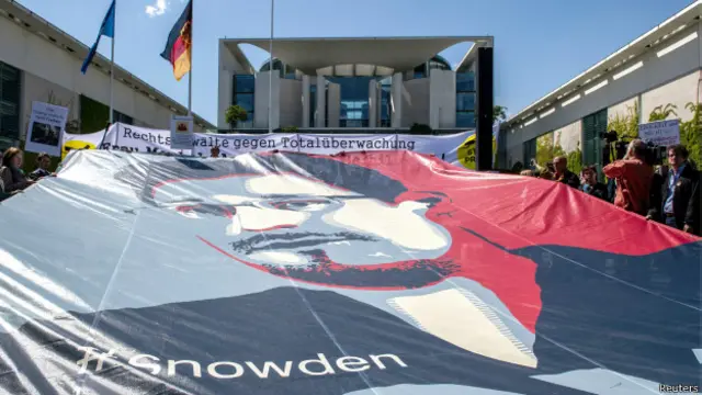 Плакат с портретом Сноудена