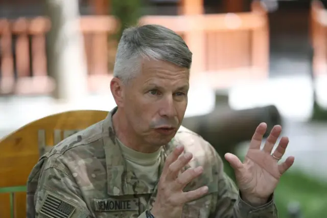 د امریکايي ځواکونو جګړن ټاډ سیمونایټ چې د افغانستان ددفاع وزارت ددغې نوې ودانۍ څارنه کوي، دا ودانۍ د افغانستان ددفاع وزارت لپاره یوه نوې پیلامه وبلله چې په وینا یې اوس له دې ځایه د افغان ځواکونو د پرمختګ چارې ښې مخته وړل کېدای شي.