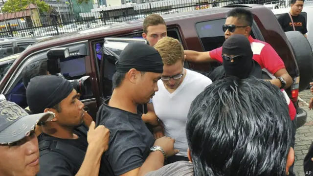 Голландец Дилан Снел, которого доставили в зал суда в Малайзии