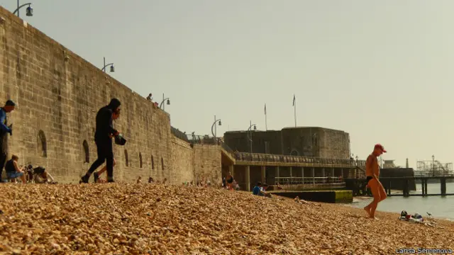 Пловцы на пляже в Портсмуте