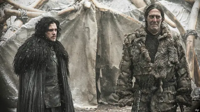 Кіт Херінгтон у ролі Джона Сноу (зліва)