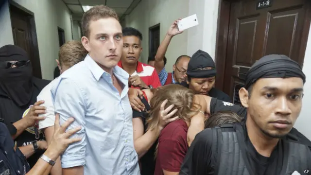 أغضب السياح الأجانب السكان المحليين بتعريهم وتبولهم على جبل كينابالو المقدس