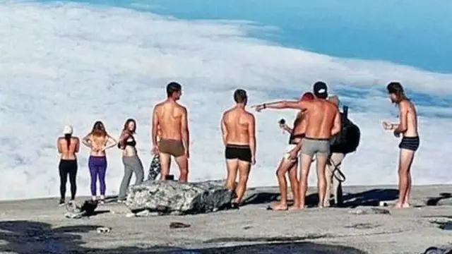 عراة على الجبل المقدس