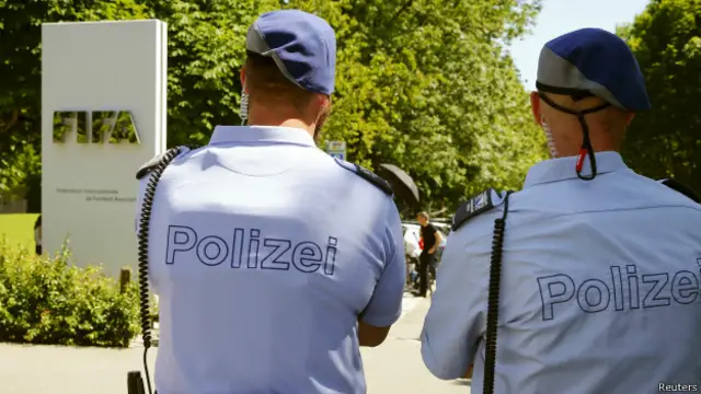 سوئس محکمہ انصاف کے مطابق بدھ کو تین پولیس اہلکاروں کے حصار میں انھیں نیو یارک لے جایا گیا ہے