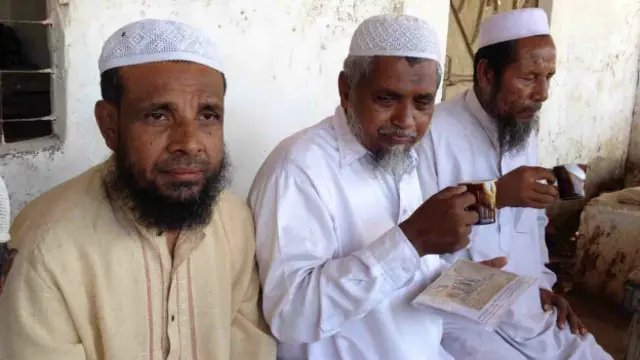 انسانی اسمگلر بھی بدھ مت ہیں اور وہ انھیں بیچ سمندر میں چھوڑ کر بھاگ جاتے ہیں