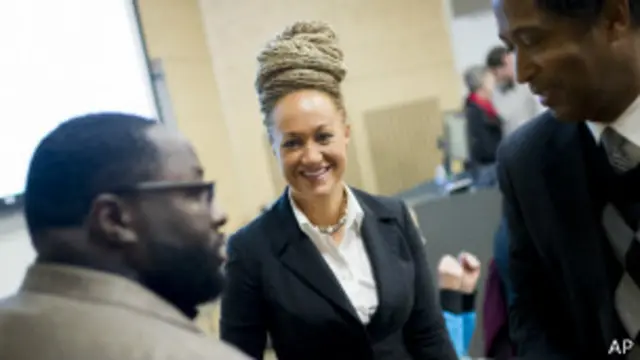 En los últimos años, Rachel Dolezal ha lucido diferentes estilos afro en el pelo.