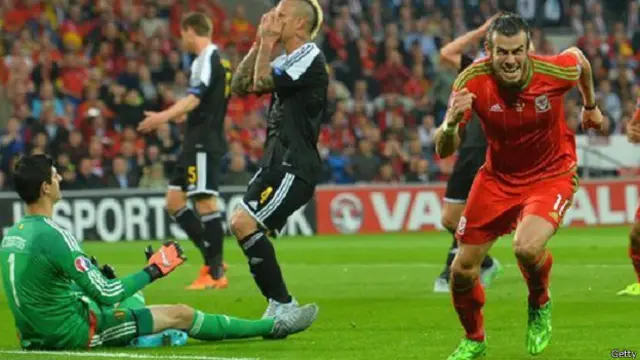 Gareth Bale (kanan) mencetak gol bagi kemenangan Wales setelah memanfaatkan kesalahan pemain Belgia, Radja Nainggolan.