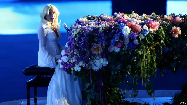 Oyunların açılış mərasimində Lady Gaga-nın çıxışına 2 milyon dollar xərcləndiyi deyilir.