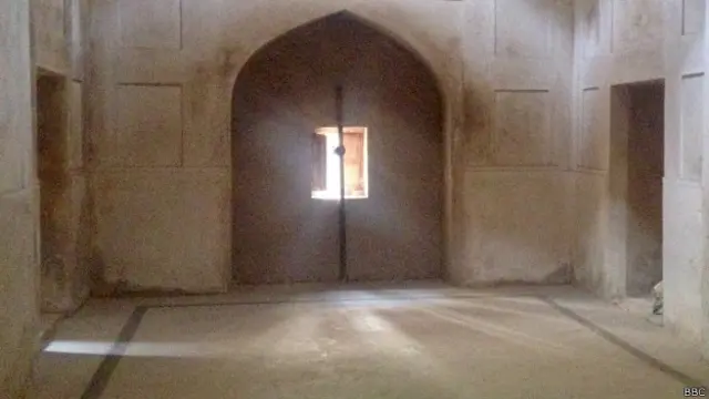 50 کمروں کے اس حمام کی تزئین وآرائش کو دیکھ کر یہ تاثر ملتا ہے کہ حمام صرف نہانے دھونے کے لیے استعمال نہیں ہوتا تھا بلکہ یہ لوگوں کے میل ملاپ اور ذہنی آسودگی کی جگہ بھی تھی