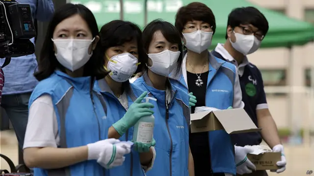 هنوز دقیقا مشخص نیست که مرس چگونه منتقل می شود، اما احتمالا این ویروس از راه سرفه و عطسه افراد مبتلا پخش می شود