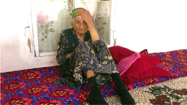 Зуҳра Қобилова ногирон турмуш ўртоғи ва қайнонаси (суратдаги) билан бирга яшаган