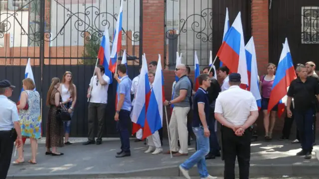 В дополнение "Молодая гвардия" днем провела пикет возле представительства Украины