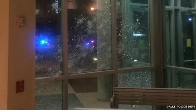 Bekas serangan di kantor polisi Dallas